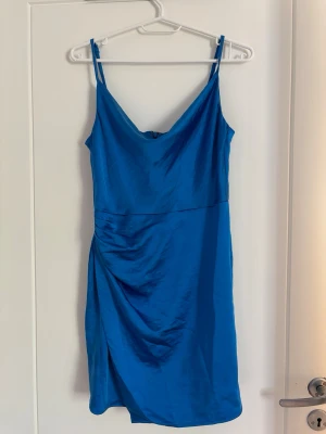 Blå kortklänning  - Blå kortklänning från Gina tricot i storlek M. Skicket är som ny, säljer då den inte passar längre tyvärr💕