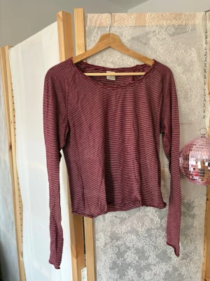 Röd långärmad randig topp - Långärmad tröja från Urban Outfitters! Jätteskön och perfekt färg för hösten 🍁🍁🍁
