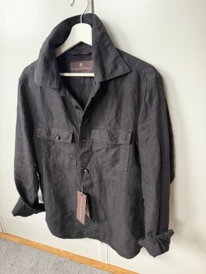 Ny Oscar Jacobson overshirt - En helt ny Oscar Jacobson overshirt i linne. | Otroligt snygg och bra passform som passar till allt, prislappen är kvar och ingår! | Modellen är 180. | Hör av er vid frågor!🌟