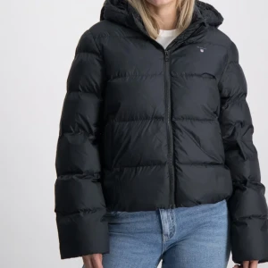 vinterjacka - säljet min skitsnygga vinterjacka från hm dä jag skaffat ny, den liknar den på bilden men kan skicka egna bilder om man vill🩷🩷inga defekter utöver några små fläckar som lätt går att tvätta bort