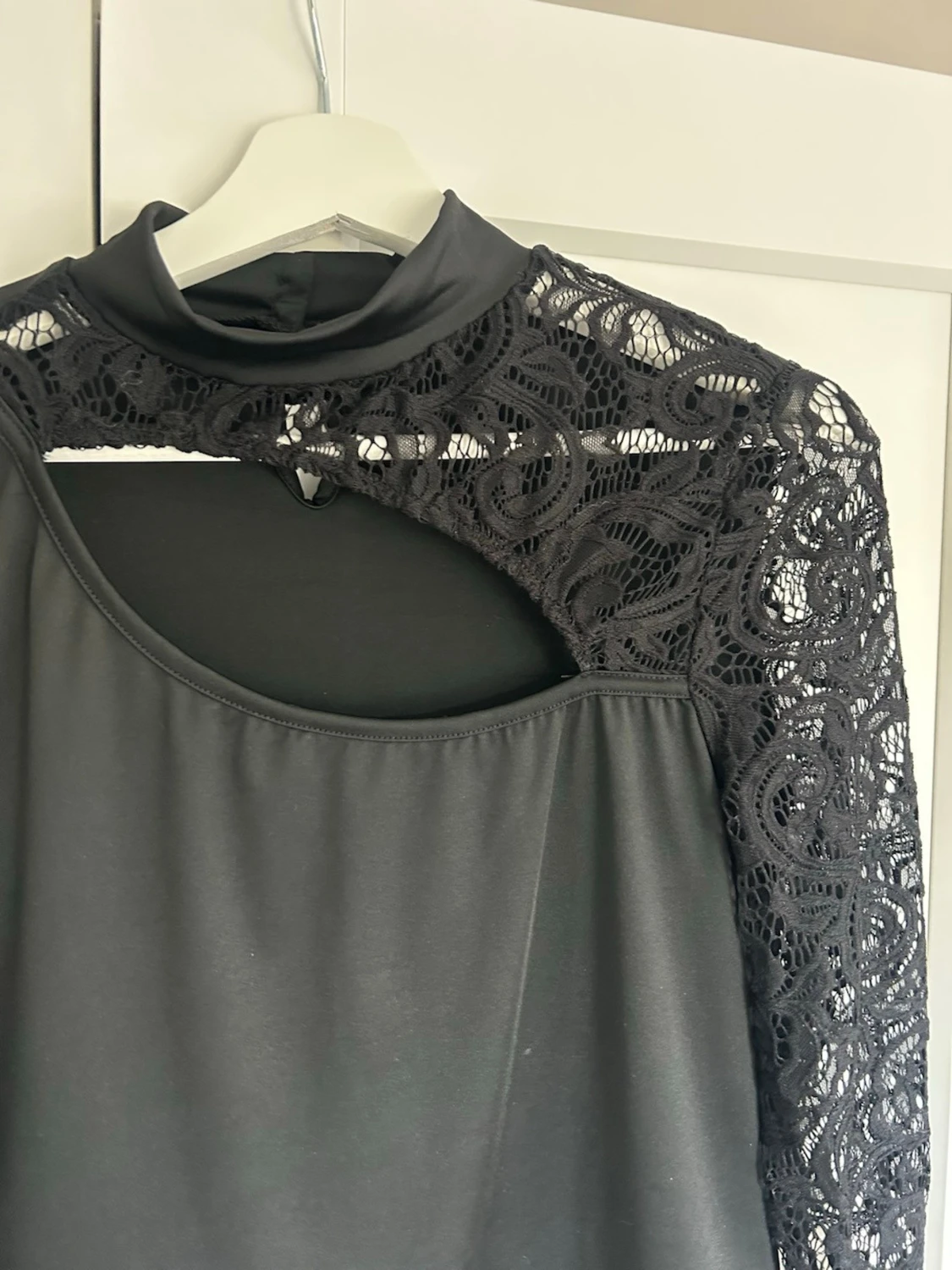 Svart topp med spets och cut out-detalj - 1