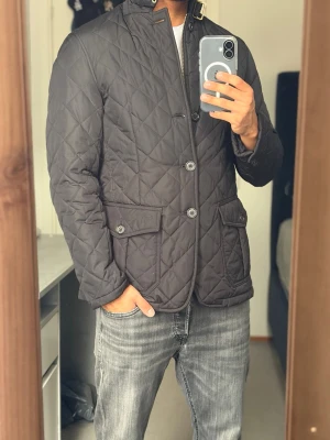 Barbour Jacka - Säljer denna sköna Barbour jackan i storlek S. Passar dig mellan 170-180 cm. Utmärkt nu till hösten! Inga defekter överhuvudtaget! Bara att kontakta vid funderingar!🌟