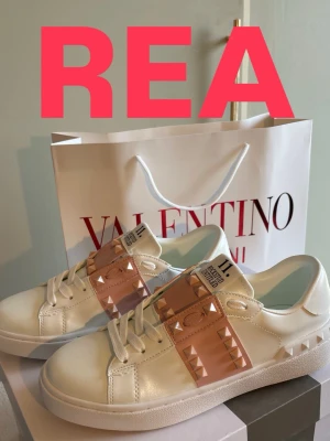 REA!!! Valentino sneakers - Endast 999 Tom 30/8. Säljer valentino garavani skor, rockstud 11 med guld färgade nitar. Väldigt fina och passar till de mesta, sommar skor som passar perfekt nu till sommaren, allt medföljer som på bild. Box och påse. Va snabb me beställningar, alla storlekar finns inne, för frågar är det bara att höra av sig🥰