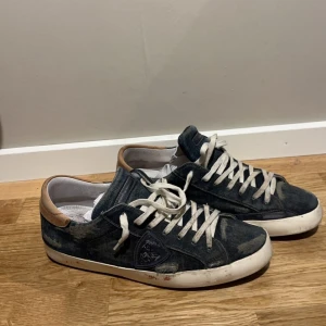 Philippe Model sneakers  - Ett par riktigt snygga Philippe Model sneakers i jeansmaterial. Skorna är i ett okej skick, men slitna av mycket gång. Dem är i storlek 41 men passar även 42. 