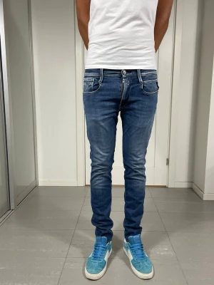 Replay Anbass Jeans - Säljer nu dessa Replay Anbass Jeans, W31 o L32 med mått ca 37 o 102 cm. Moddelen är 183 o väger 68 kg, skriv för fler bilder/frågor🙌🏼 