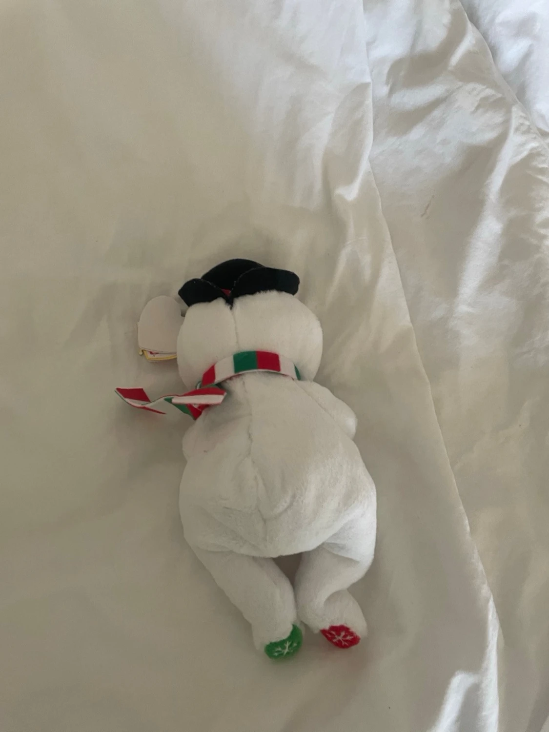 Mjuk snögubbe med färgglada vantar - 1