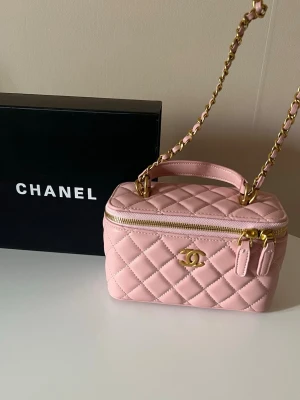 Chanel vanity  - Mycket bra skick . Box medföljer . Kan posta samma dag som . Möts upp i Sthlm . 