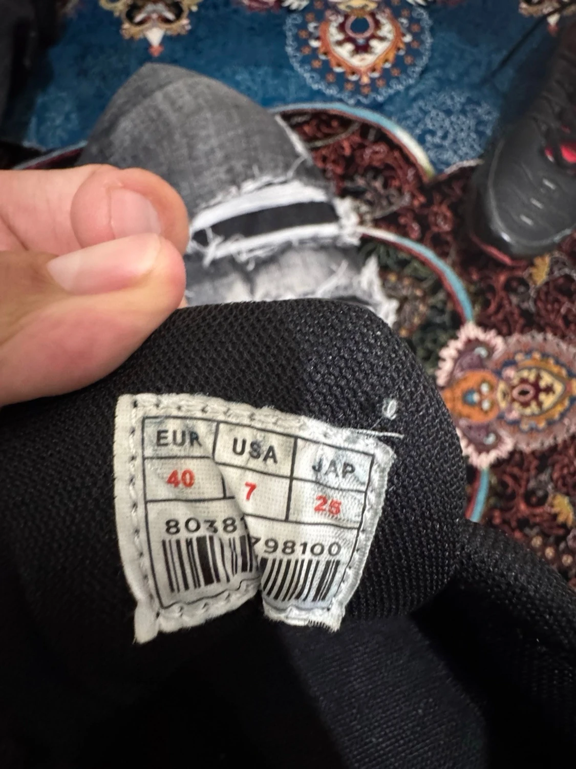 Svarta och röda sneakers med mönster - 4