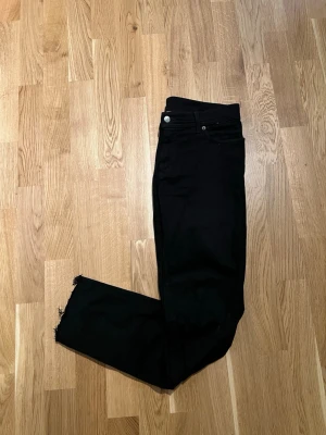 Acne Studios Jeans - Storlek 31/32 - Stilrena Acne Studios jeans för män. Storlek Waist 31 / Lenght 32. Plagget är nyskick, förekommer inga defekter. Hör av dig vid intresse/frågor. PRIS KAN DISKUTERAS!