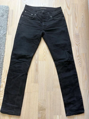 Svarta nudie jeans - Ett par nudie jeans i storlek 32/32, inga hål eller liknande. Hör av er vid ytterligare frågor 