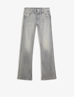 Grå straight jeans med fickdetalj - Säljer ett par grå straight leg jeans med snygg tvätt och en unik ficka bak med lock och knapp. Jeansen är lite korta på mig och kommer inte till användning. Kostade 399 kr men säljer för 250kr, pris går dock alltid att diskutera! 🤗