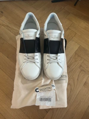 Valentino open - Riktigt fräscha valentino opens i fint skick, de har lite heelscrape men annars är de fina. De är svarta i storlek 45 och allt og medföljer, box, 2 dustbags och nya extrasnören. De är självfallet äkta och det är bara att höra av sig vid frågor eller funderingar!