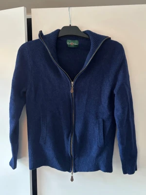 Brutalt snygg Alan paine tröja S - Supersnygg elegant och eftertraktad blå Alan paine stickad tröja i storlek S. Grym passform och väldigt snygg i jättefint topp skick! Inga hål eller fläckar och otrolig tröja 