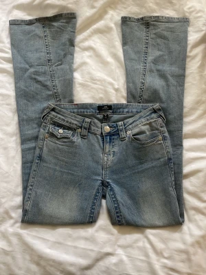 True religion jeans  - Säljer dem populära true religion jeansen! I storlek w26, typ s/m! Säljer då jag växit ur dom, köptes för 1499kr på jeansbolaget i Stockholm🥰 jätte bra skick, ingen skada eller något annat, som helt nya! Hör av er vid funderingar 