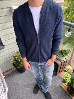 Matinique zip tröja  - Skit snygg zip tröja från Matinique i mycket bra skick✅ Storlek S | Längd: 66 cm ~ Axelbredd: 44 cm| Skriv vid frågor eller funderingar och följ för mer!