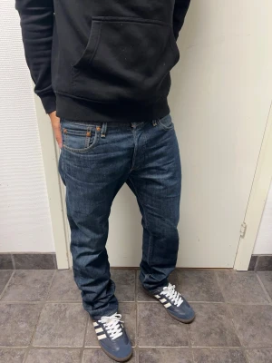 Levi’s jeans 501 - Riktigt schyssta Levi’s jeans i storlek 30/30. Mycket bra skick. Modell: 501. A=39CM B=98CM C=19CM. Modellen är 173cm, 64kg. Pris kan diskuteras!!