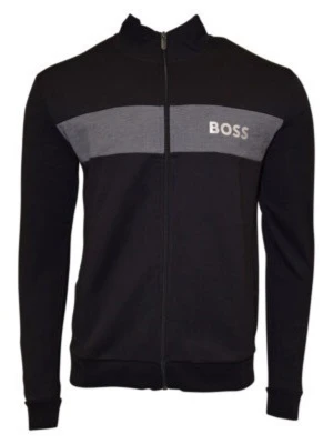 Hugo boss tröja - Snygg svart hoodie med dragkedja från BOSS. Bröstet har en bred grå panel och BOSS-loggan broderad i vitt. Hoodien har ribbade muddar och hög krage. Tillverkad i mjukt material som känns bekvämt mot huden. Perfekt för en stilren och avslappnad look.