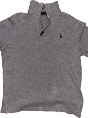 Polo Ralph lauren quarterzip - Säljer min stiliga Ralph lauren quarter zip då jag inte har använt den eftersom jag köpte den i fel storlek. Den är helt oanvänd och har legat i garderoben länge nu. Så skriv gärna ifall du har någon fundering.