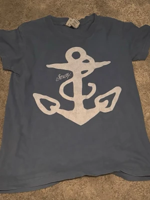 Archive Sailor Jerry T-shirt  - En blå archive sailor jerry T-shirt med unikt och oerhört eftertraktat ankar tryck på framsidan. T-shirten är i bra skick och har inga fläckar eller hål. Hör av dig vid frågor. Storlek M, normalstor.