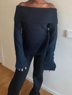 Tröja  - Off shoulder tröja från Gina, sparsamt använd 