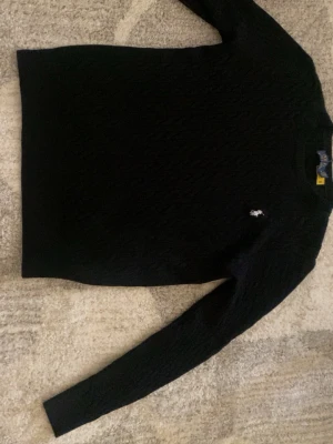 Ralph lauren stickad tröja  - Skön stickad tröja som passar under höst och vinter helt ny.