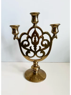Mässing ljusstake med tre armar - Vacker tredelad kandelaber / ljusstake i mässing, troligtvis från Scandia Present, med ett genombrutet dekorativt mönster. Vackra snirkliga detaljer i mitten. Den har en höjd på cirka 26 cm och en bredd på 19 cm. Mycket gott skick!