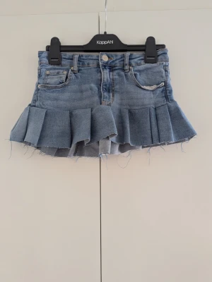 Egensydd jeanskjol - Säljer denna superfina jeanskjolen som jag sytt från ett par jeans. Jeansen kommer ifrån Gino Tricot och var i storlek 146, däremot skulle jag säga att kjolen passar storlek xxs/xs även om den är ganska kort. Passar även 146/152 och den är justerbar i midjan. Pris kan diskuteras!