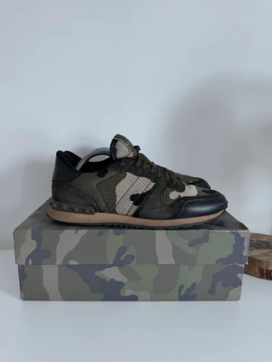 Valentino rockrunners - Säljer mina valentino rockrunners i fet camo färg, de är i jättebra skick och är perfekta till hösten och vintern. Sparsamt använda och allt medföljer. Skriv om ni är intresserade eller har några frågor!