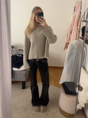 Svarta bootcut jeans med vita sömmar - Säljer ett par svarta bootcut jeans med kontrasterande vita sömmar och låg midja. Mönster på bakfickorna som jag inte har bild på just nu. Om ni är intresserade kan jag skicka. Pris går att diskutera. Är 172