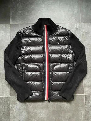 Moncler cardigan  - Tjena, säljer nu denna riktigt snygga och sällsynta Moncler cardiganen, den är i bra men använt skick, necktagen och storlekstagen är bortklippta, men den sitter som en S, finns ett litet slitage på ena armen men det är inte igenom, modellen på bilden är 180 cm och väger 65 kg, självklart äkta! Hör sv er vid fårgor och funderingar🙌🤝