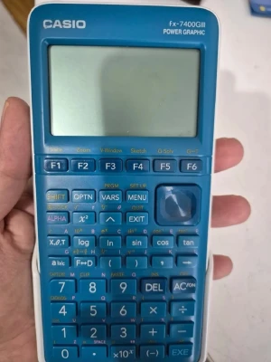 Casio fx-7400GIII grafritande räknare - Casio fx-7400GIII är en grafritande miniräknare i blått och vitt med stor display och många funktionsknappar. Perfekt för avancerade matteuppgifter och programmering. Tillverkad i plast och har tydliga knappar för enkel navigering.