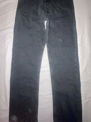 Svarta raka jeans från Jack & Jones - Säljer ett par svarta jeans från Jack & Jones med rak passform och klassisk femficksdesign. Jeansen har bälteshällor och knappgylf. Perfekta för dig som gillar en enkel och stilren look.