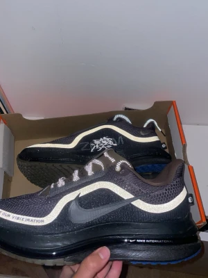 Nike Pegasus 36 svart/vit sneakers - Säljer dessa skor, helt nya och aldrig använda. Ordinarie pris är 2 500 kr. jag köpte dem på Nike store i Barkarby. Kvitto finns vid affär. Storlek 44-5 men passar som 44. Pris kan diskuteras.