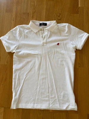 Replay tshirt strl 14y/158 cm - Replay T-shirt i mycket fint skick. Endast använt ett fåtal gånger och väl omhändertaget. Inga hål eller fläckar.  Storlek: 14y/158cm Skick: 9/10