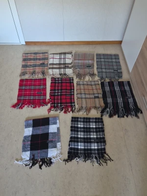 Burberry halsdukar - Hej! Jag säljer 10 par Burberry halsdukar för ett rimligt och billigt pris. De är helt sprillans nya. Och säljs för 450 kr/st. 1 Burberry halsduk 400 kr. 10 st Burberry halsdukar 4500 kr. Tveka inte att kontakta om du är intresserad eller har några frågor. Först till kvarn som gäller!