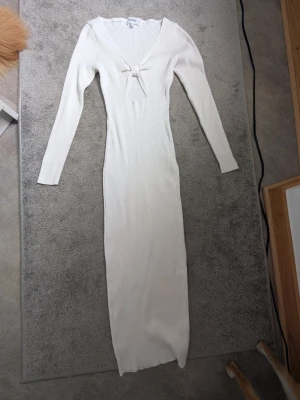 Ribbad klänning  - Med.öppning vid brösten , lång ribbad