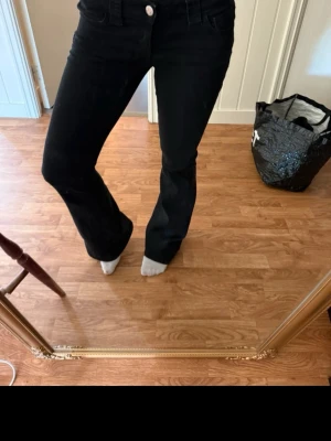 Svarta bootcut jeans - Storlek 170 men passar xs! Lågmidjade svarta utsvängda jeans från Gina💓 knappt använda 
