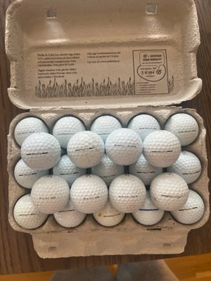 Titleist golfbollar olika - Olika titleist golfbollar alla bollar totalt är 49 st. Exakt vad det är för bollar kan ni kontakta mig så säger jag vad det är för olika bollar.