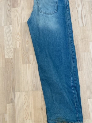 Weekday sphere low loose w31 l32 - Säljer ett par blåa jeans med baggy passform och snygg vintage tvätt. Jeansen har klassisk femficksdesign och är tillverkade i denim. Perfekta för en avslappnad och trendig look.
