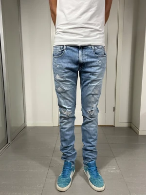 Replay Anbass Jeans - Säljer nu dessa Replay Anbass Jeans, W32 o L34 med mått ca 41,5 o 110 cm. skriv för fler bilder/frågor🙌🏼
