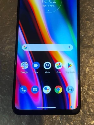 Svart Motorola Android smartphone - Säljer en svart Motorola Android-telefon med stor skärm och tunna kanter. Telefonen har en modern design med rundade hörn och tydlig färgstark display. Perfekt för appar, sociala medier och streaming. Laddas via USB-C och har klassisk Android-meny.