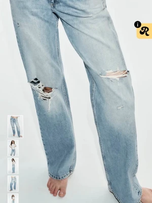 Ljusblå loose fit jeans med slitningar - Säljer ett par ljusblå jeans med hål, populära från zara, hela löngd på byxorna är 106cm. 