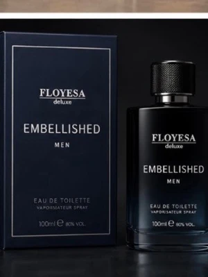 FLOYESA Embellished Men Eau de Toilette - En stilren herrparfym från FLOYESA deluxe, Embellished Men. Flaskan är svart med metallisk kork och rymmer 100 ml Eau de Toilette. Kommer i matchande svart kartong med vita detaljer. Perfekt för dig som gillar eleganta och moderna dofter.