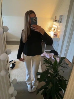 Vita jeans  - Lågmidjade jeans ifrån Gina tricot. Fint skick, storlek M men passar även mindre som ni ser på bilderna. skriv gärna vid frågor eller om ni vill diskutera priset!❣️