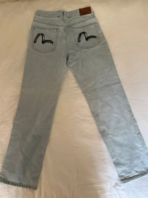 Evisu Jeans - Säljer ett par helt oanvända Evisu Jeans. Dem är i storleken W28 L32, men passar W29 också. Fick dem i present men dem köpte fel storlek. 