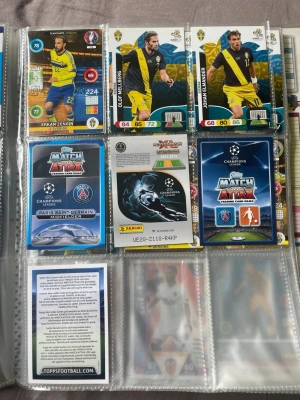 Fotbollskort - Samlarpärm för mina Fotbollskort, 1-30 kr per kort beroende på vilken spelare. Priset kan diskuteras. Perfekt för dig som gillar fotboll och samlarkort.