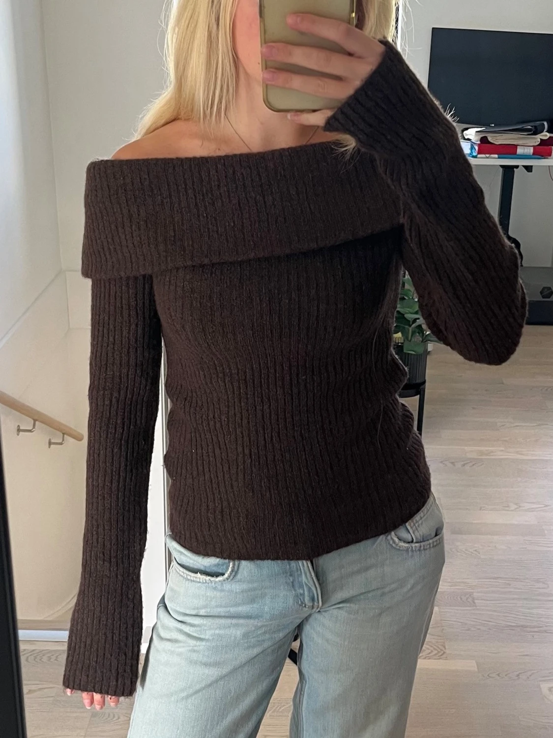 Brun off shoulder stickad tröja - 1