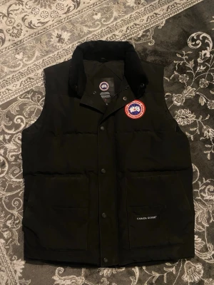 Canada goose väst - Använt länge men i bra skick typ ny storlek S passar M också
