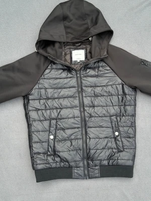 Svart cardigan med luva - Snygg svart cardigan med luva och foder. Storlek S, sitter som S/Xs, 168-178 ish. Fint skick.