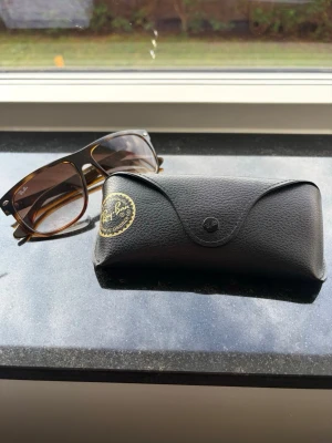 Ray-Ban solglassögon - Snygga solglasögon från Ray-Ban. Knappt använda som ni ser på bilderna. Har även kvitto om det skulle behövas. Skriv om ni har några frågor😁
